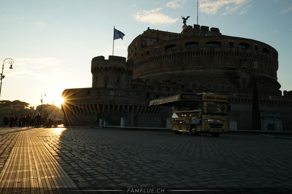 Unbearbeitetes Original Foto (JPG-Datei) vom Sonnenaufgang beim Kolosseum in Rom
