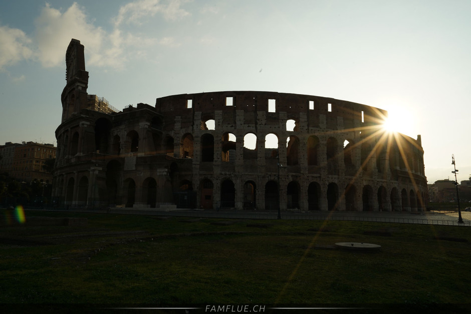 Unbearbeitetes Original Foto (JPG-Datei) vom Sonnenaufgang beim Kolosseum in Rom